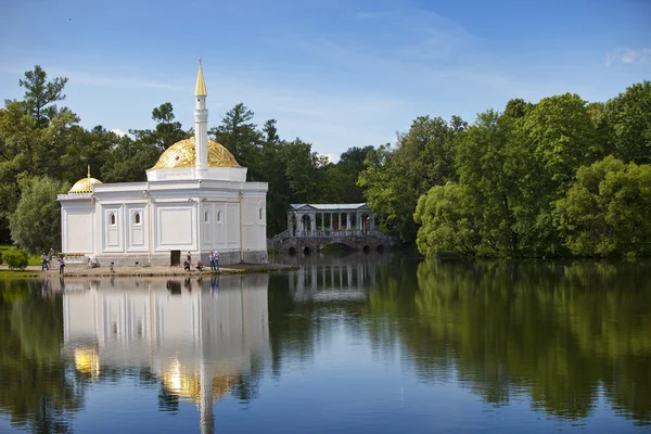 The Chesme Column and Pavilion "Turkish bath". Catherine Park. Pushkin (Tsarskoye Selo). Petersburg — Stock Photo, Image