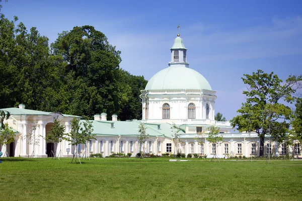 A Rússia. Petersburgo. Oranienbaum (Lomonosov). parque inferior. Grande palácio de Menshikovsky . — Fotografia de Stock