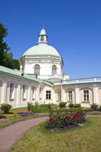 Russia. Pietroburgo. Oranienbaum (Lomonosov). Lower Park. Grande palazzo Menshikovsky . — Foto Stock