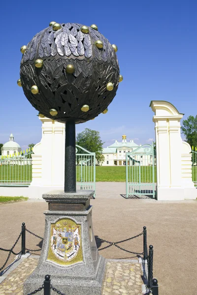 Gedenkwaardige teken naar Alexander Menshikov. Oranienbaum (Lomonosov). Petersburg, Rusland — Stockfoto