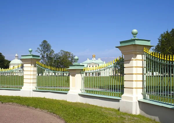 Rusland. Petersburg. Oranienbaum (Lomonosov). lagere park. Grote Menshikovsky paleis. — Stockfoto