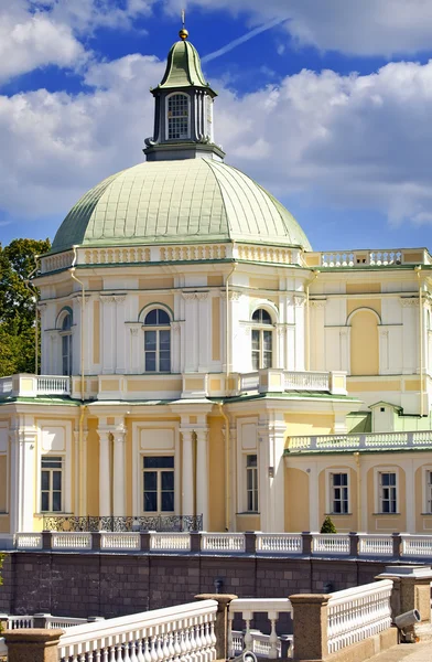 A Rússia. Petersburgo. Oranienbaum (Lomonosov). parque inferior. Grande palácio de Menshikovsky . — Fotografia de Stock