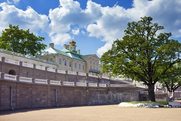 Rusland. Petersburg. Oranienbaum (Lomonosov). lagere park. Grote Menshikovsky paleis. — Stockfoto