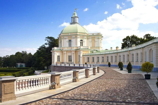 Russia. Petersburg. Oranienbaum (Lomonosov). lower park. Big Menshikovsky palace. — Stock Photo, Image