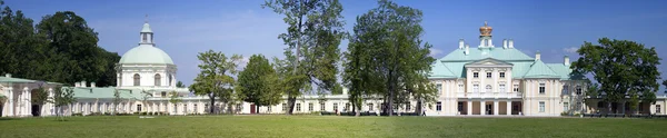 Rusko. Petersburg. Oranienbaum (Lomonosov). dolní park. Velký palác Menshikovsky. — Stock fotografie