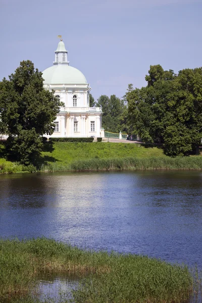 Russia. Petersburg. Oranienbaum (Lomonosov). lower park. Big Menshikovsky palace. — Stock Photo, Image