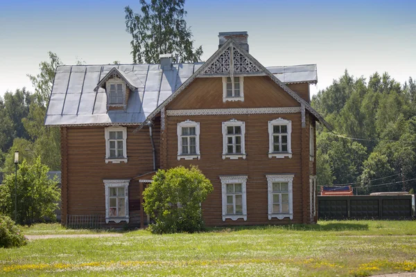 Oranienbaum (Lomonosov). Parque superior. Antigua casa de madera habitada —  Fotos de Stock