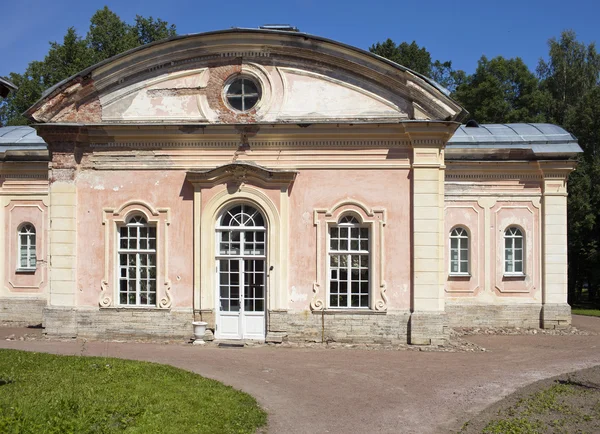 Oranienbaum (Lomonosov). Övre park. Gammalt hus — Stockfoto