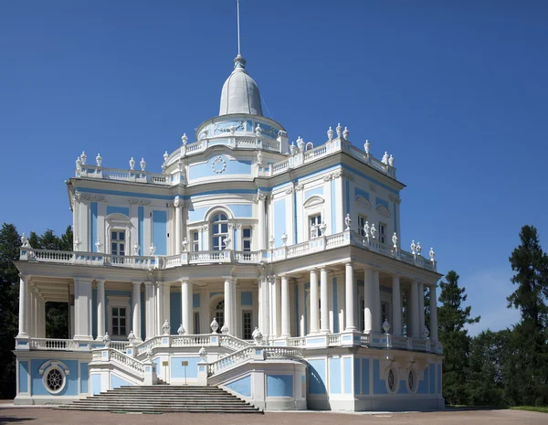 Vattenrutschbana pavilion. Oranienbaum (Lomonosov). Övre park — Stockfoto