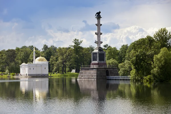 The Chesme Column and Pavilion "Turkish bath". Catherine Park. Pushkin (Tsarskoye Selo). Petersburg — Stock Photo, Image