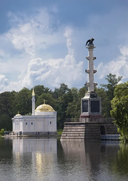 The Chesme Column and Pavilion "Turkish bath". Catherine Park. Pushkin (Tsarskoye Selo). Petersburgo — Foto de Stock