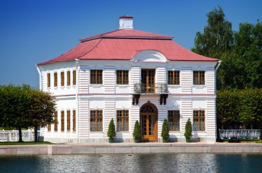 Peterhof. Büyük Marlinsky gölün kıyısında Marly Palace
