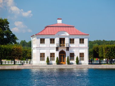 Peterhof. Büyük Marlinsky gölün kıyısında Marly Palace