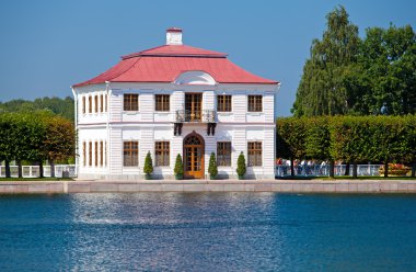 Peterhof. Büyük Marlinsky gölün kıyısında Marly Palace