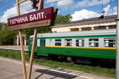 Elektrikli yerel tren platformu kırsal alanda