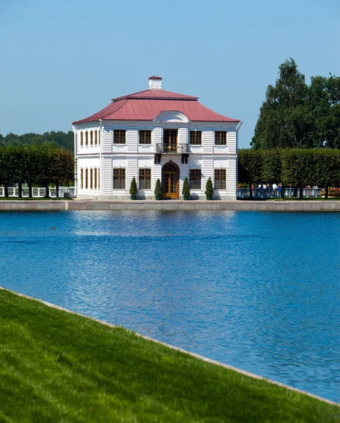 ペテルゴフ。大きな Marlinsky 池のほとりマルリー宮殿 — ストック写真