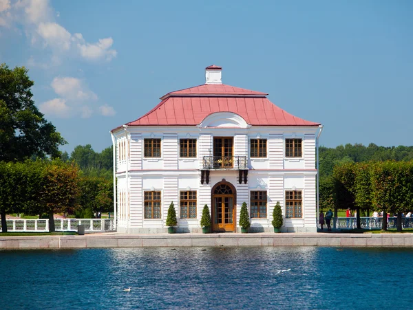 Peterhof. The Marly Palace on the bank of the Big Marlinsky pond — Stock Photo, Image