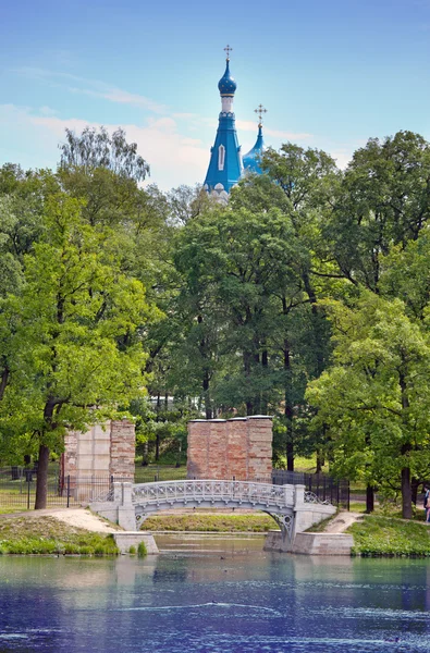 The small shabby bridge in park over a pond. Gatchina. Petersburg. Russia — Stock Photo, Image