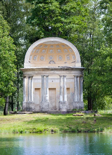 Starověké zničených stromů v parku - The Eagle pavilon. Rusko. Saint-Petersburg. Gatchina. — Stock fotografie