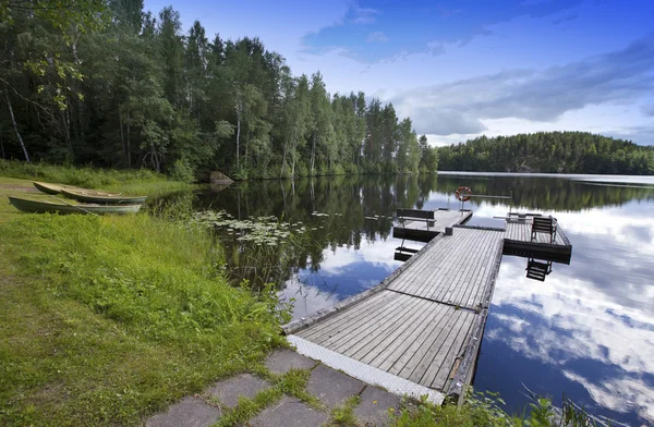 The mooring on the forest lake — Stock Photo, Image