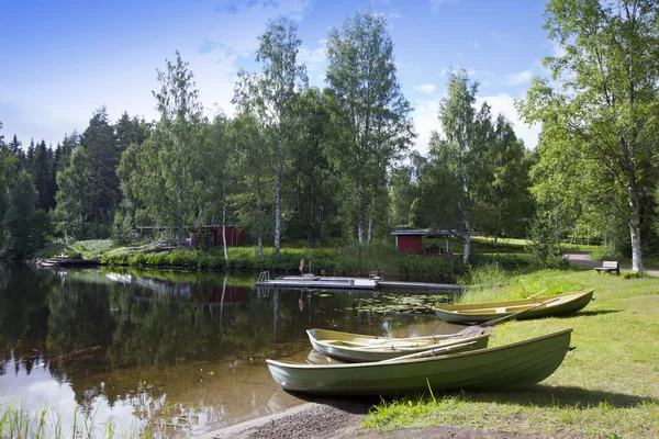 Boats on the bank of the forest lake — Stock Photo, Image