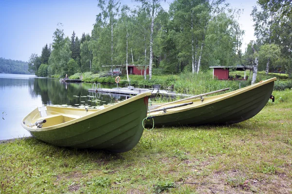 Лодки на берегу лесного озера — стоковое фото