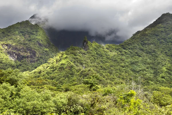 Tahiti. Polinesia. Nuvole su un paesaggio montano . — Foto Stock