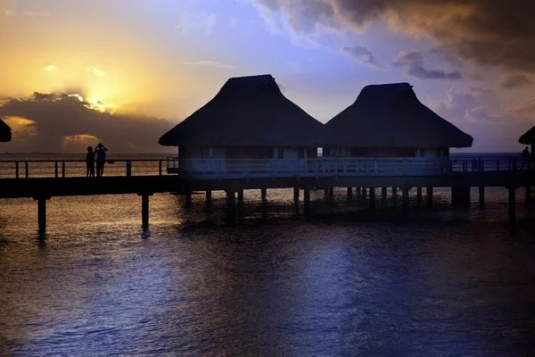 Okyanusu, klasik villalar zaman günbatımında Adası. — Stok fotoğraf