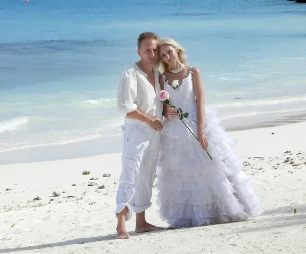 Le marié et la mariée sur la plage tropicale — Photo