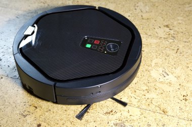 Robot elektrik süpürgesi yerleri temizliyor.