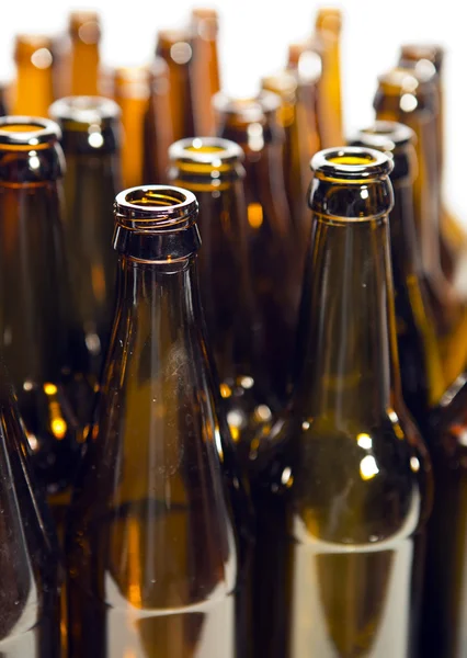 Пустые стеклянные бутылки пива — стоковое фото