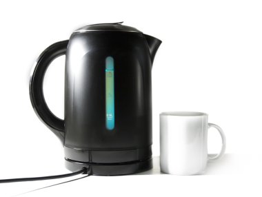 Elektrikli çaydanlık ve bir kupa