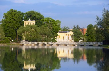 Rusya, peterhof (petrodvorets). Olga's pavilion olga'nın gölet Adası.