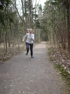 Bahar ahşap parça kadın çalışır