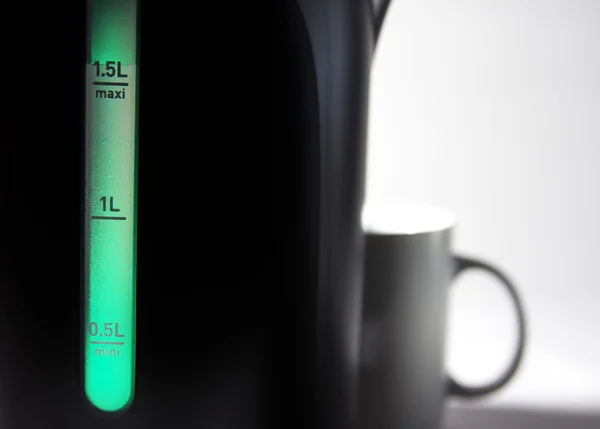 测量的标志水位的电热水壶，绿色的颜色-升起沸腾的过程 — 图库照片