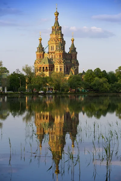 Russia, Peterhof and the Church of St. Peter and Paul Church. — Stock Photo, Image