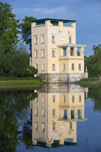 Russie, Peterhof (Petrodvorets). Pavillon d'Olga sur l'île dans l'étang d'Olga . — Photo