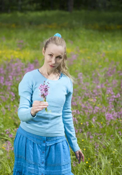 A boldog fiatal nő a mező vadvirágok — Stock Fotó