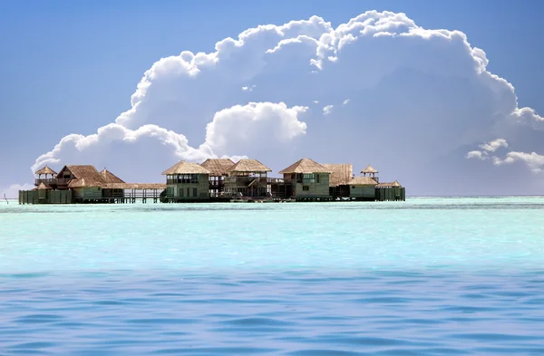 房子在透明片宁静的大海水热带天堂，马尔代夫 — 图库照片