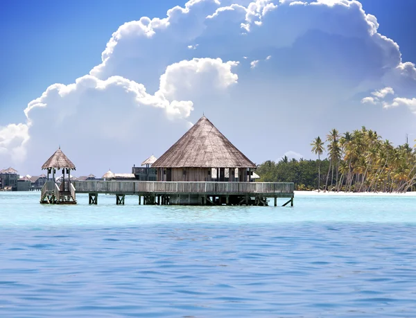 Lodges über transparentem ruhigem Meerwasser - tropisches Paradies, Malediven — Stockfoto