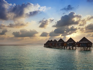 Gündoğumu denizde konut. Maldivler