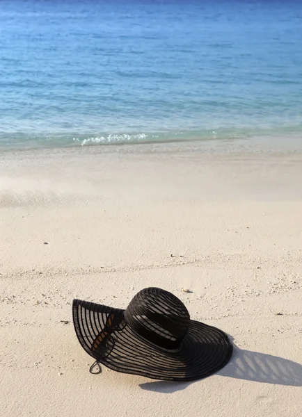 Kalap-tól a sun hazugság a homok. — Stock Fotó
