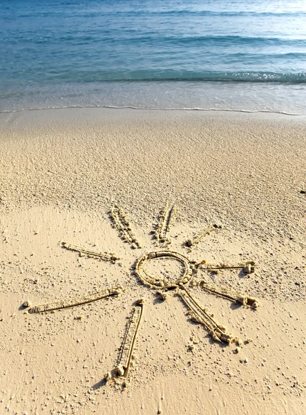 Солнце - картинка на песке — стоковое фото