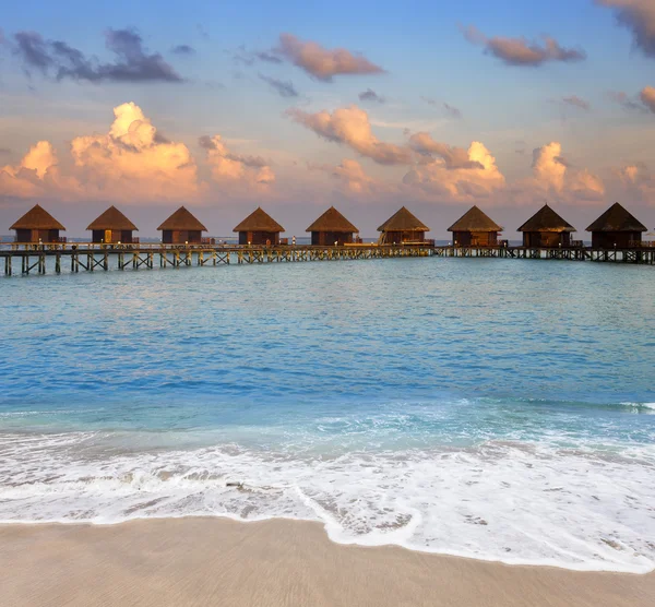 Logge sull'acqua al tramonto del tempo. Maldive — Foto Stock