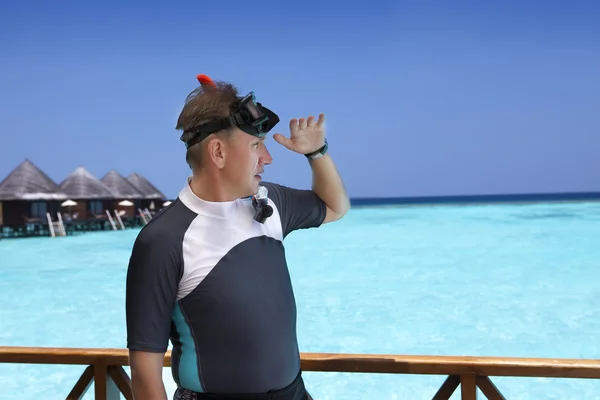 El deportista en el traje para el snorkeling en la terraza de la casa sobre el mar. Maldivas —  Fotos de Stock