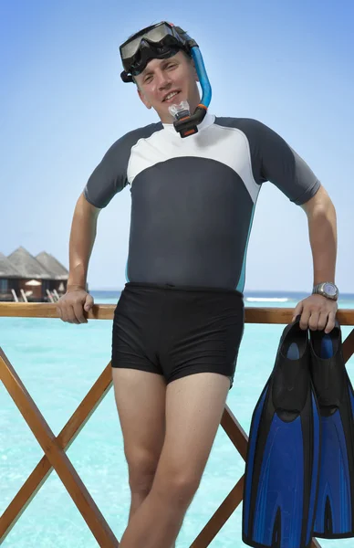 De sport man in een pak voor een snorkelen op zonneterras van een huis over de zee. Maldiven — Stockfoto