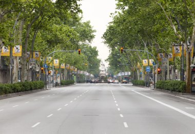 Boş sokaklarda sabahın erken saatlerinde şehir Barcelona, İspanya