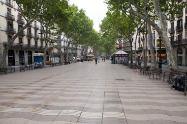 Boş sokaklarda sabahın erken saatlerinde şehir Barcelona, İspanya