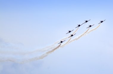 Gökyüzü karşı bir hava gösterisi uçaklarda temizleyin
