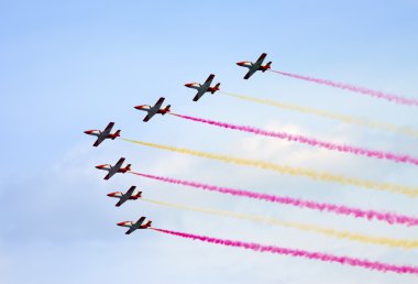 Gökyüzü karşı bir hava gösterisi uçaklarda temizleyin